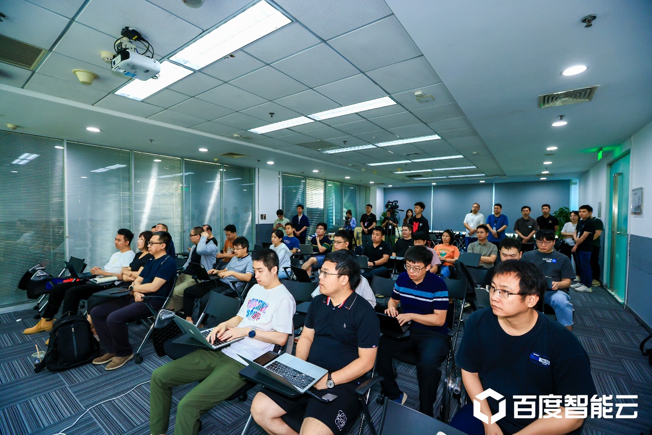 尊龙集团官网动力受邀参与首期百度智能云文心千帆大模型平台实训营